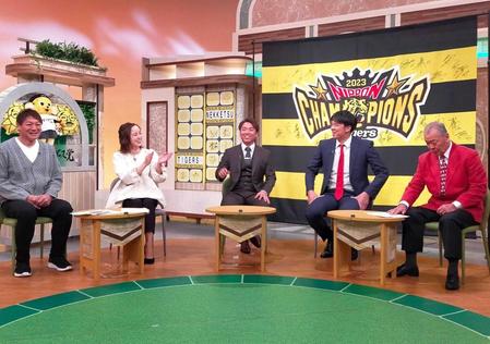 　サンテレビ「熱血！－」に生出演した村上（中央）と才木（右から２人目）。右端は福本豊氏（球団提供）