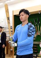 　ピート・ローズ氏のバットを手にする森下（撮影・山口登）