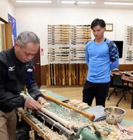 　来季に向けバットの試作に訪れた森下。左はクラフトマンの名和民夫氏（撮影・山口登）