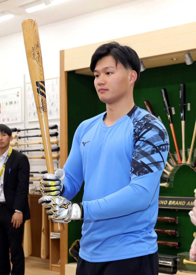 　ピート・ローズ氏のバットを手にする森下（撮影・山口登）