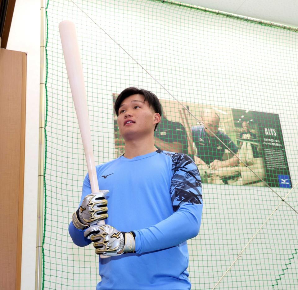 　来季向けの試作バットを手にする森下（撮影・山口登）