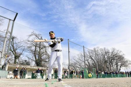 阪神・原口が故郷の埼玉県寄居町で野球教室　グラウンドには白線で「ＶＡＭＯＳ」日本一を祝福