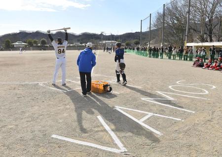 　野球教室でノックをする原口（９４）。グラウンドのホームベース付近には白線で「ＶＡＭＯＳ」と書かれ、リーグ優勝、日本一の祝福の声も飛んだ（撮影・開出牧）