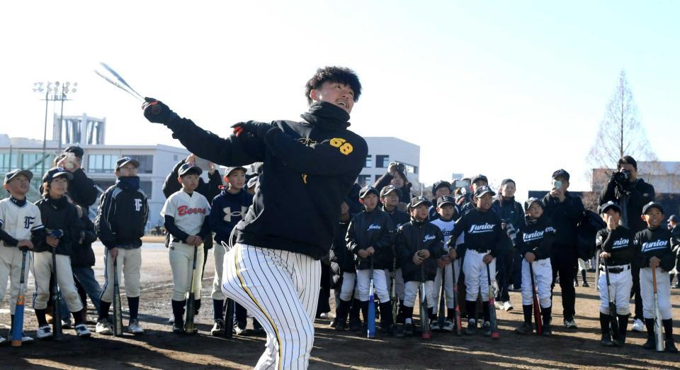 　子どもたちの前で豪快に打撃を披露する前川