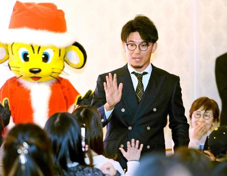 　ファンクラブのクリスマスパーティーで参加者とタッチを交わす伊藤将（撮影・立川洋一郎）