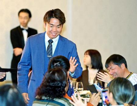 　笑顔でタッチを交わす村上