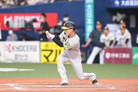 　開幕２戦目のＤｅＮＡ戦で延長１０回に送りバントを決める木浪