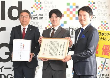 　兵庫県・斎藤元彦知事（右）から兵庫県スポーツ賞特別賞を贈られた（左から）百北幸司球団社長と中野（撮影・高部洋祐）