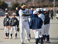 　子どもたちとタッチを交わす原口