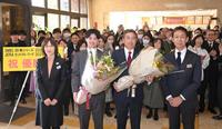 　県庁職員の歓迎を受ける中野（中央左）と百北幸司球団社長（同右）＝撮影・高部洋祐