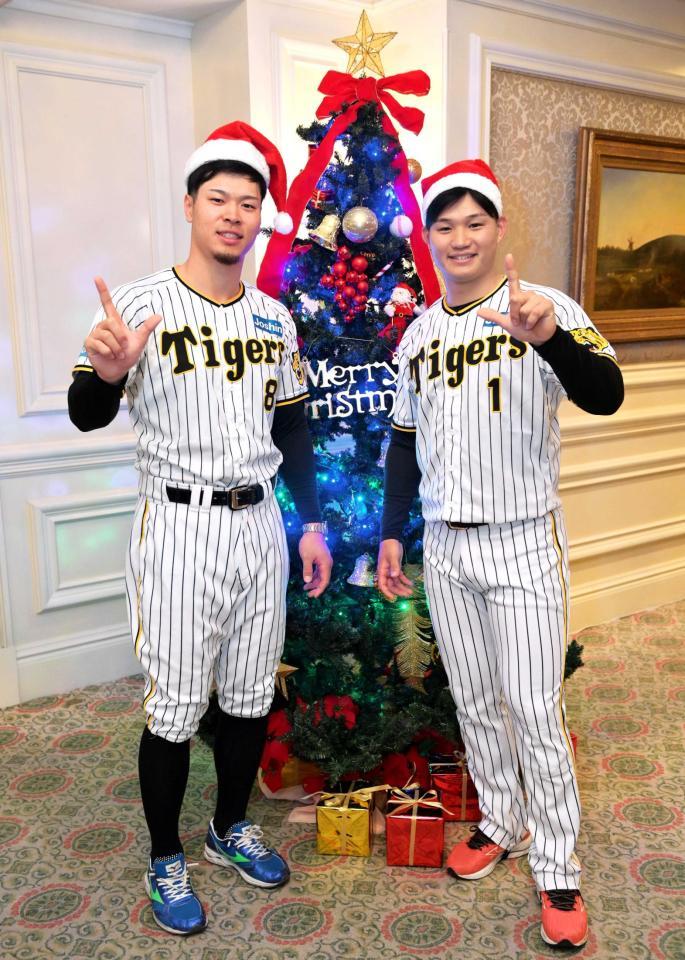 　クリスマスパーティーに参加した森下（右）と佐藤輝（撮影・立川洋一郎）