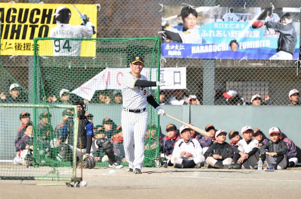 　野球教室でフリー打撃を披露する原口（撮影・開出牧）