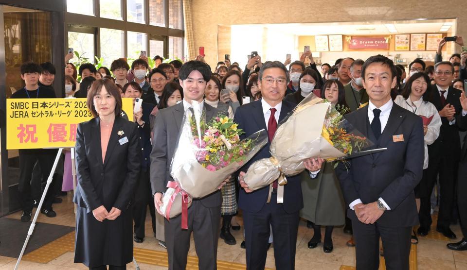 　県庁職員の歓迎を受ける中野（中央左）と百北幸司球団社長（同右）＝撮影・高部洋祐