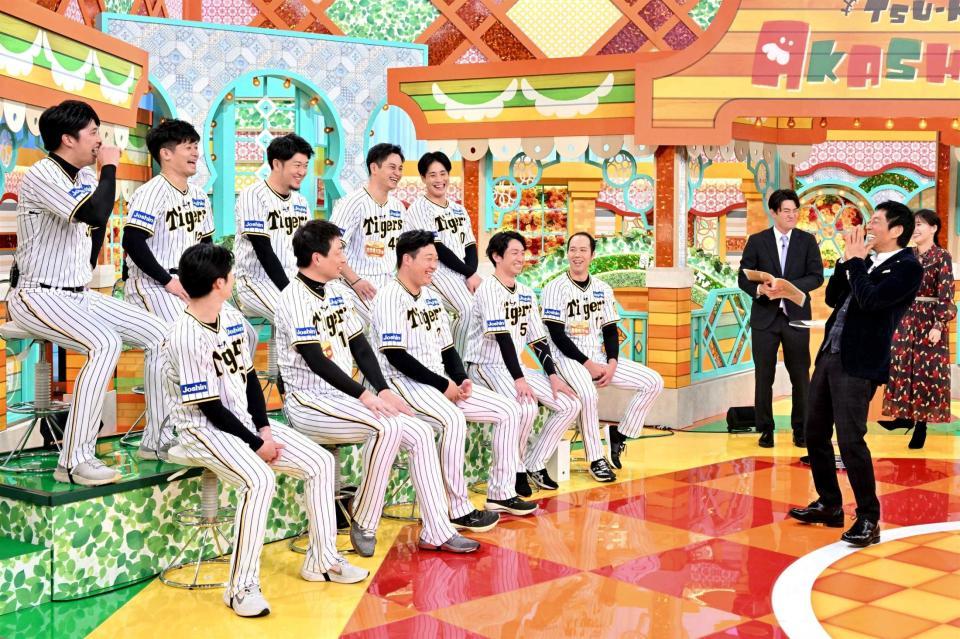 　「明石家電視台」に出演し、明石家さんま（右）と爆笑トークを繰り広げた阪神ナイン（前列右端に青柳）ⒸＭＢＳ