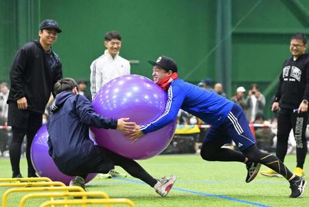 　自主トレを公開して体を動かす近本（手前右）。左端は村上（撮影・立川洋一郎）