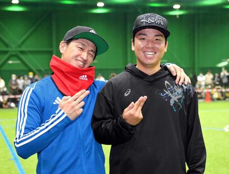 　練習を終えて淡路島ポーズで笑顔を見せる村上（右）と近本