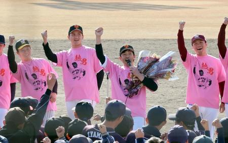 　熱男ポーズを決める（左から）阪神・藤田、巨人・横川、松田宣浩氏、楽天・則本（撮影・山口登）