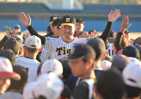 　笑顔でハイタッチする岩崎（撮影・金田祐二）