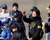 　子どもたちにアドバイスする藤田（撮影・山口登）