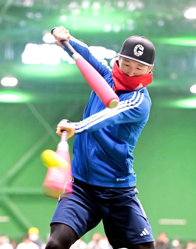 　２本のバットを使いティー打撃をする近本（撮影・立川洋一郎）