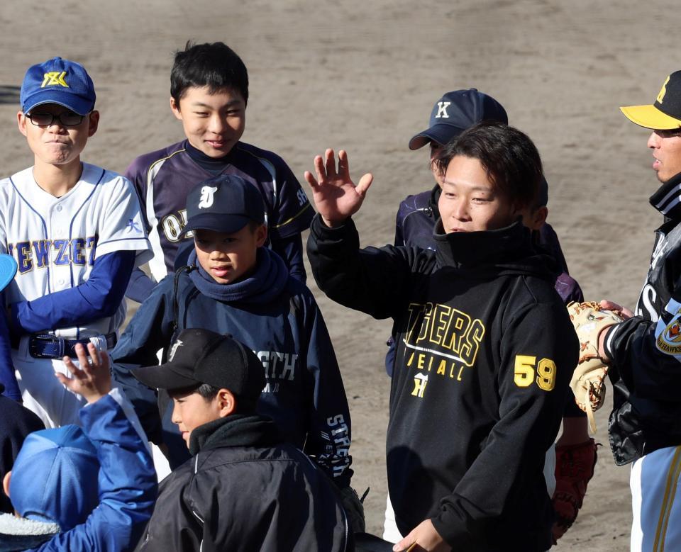 　子どもたちにアドバイスする藤田（撮影・山口登）
