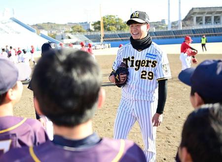 　笑顔で指導する高橋（撮影・金田祐二）