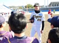 　笑顔で指導する高橋（撮影・金田祐二）