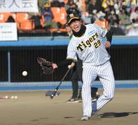 　こどもの全力投球に苦戦する高橋（撮影・金田祐二）