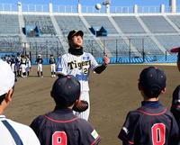 　指導する高橋（撮影・金田祐二）