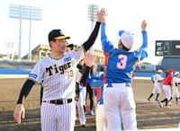 　笑顔でハイタッチする岩崎（撮影・金田祐二）