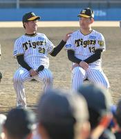 　トークで笑顔の岩崎（右）と高橋（撮影・金田祐二）