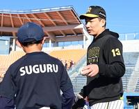 　“すぐる君”と話し込む岩崎（撮影・金田祐二）