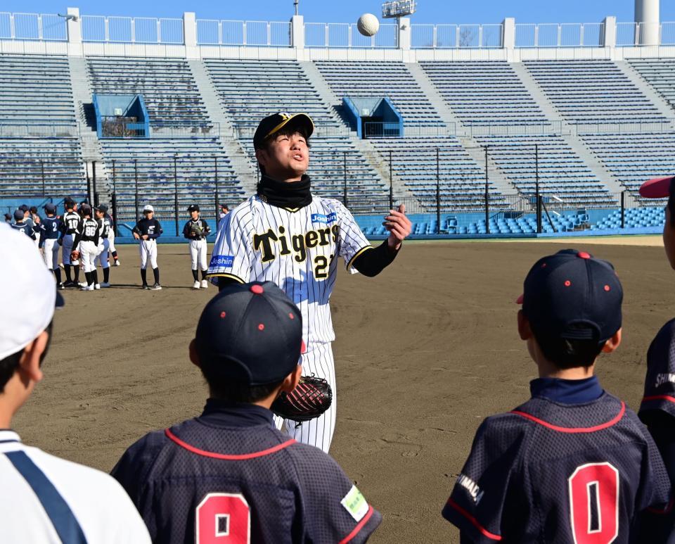 　指導する高橋（撮影・金田祐二）