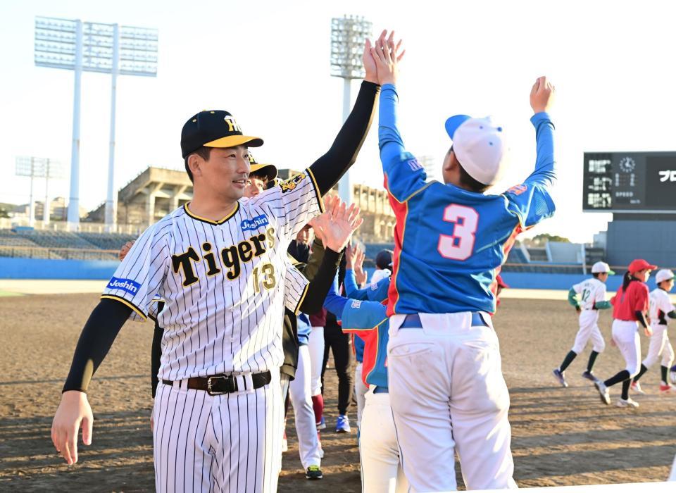 　笑顔でハイタッチする岩崎（撮影・金田祐二）