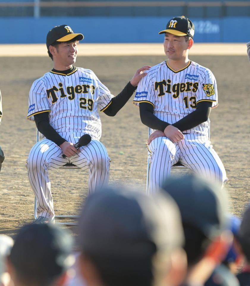 　トークで笑顔の岩崎（右）と高橋（撮影・金田祐二）