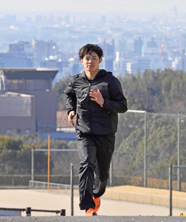 　自主トレで坂道ダッシュする中野＝１月２０日、愛知県岡崎市
