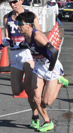 　今年の箱根駅伝・往路の３区を走った明大・森下翔太＝１月２日、戸塚中継所