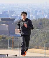 　自主トレで坂道ダッシュする中野＝１月２０日、愛知県岡崎市