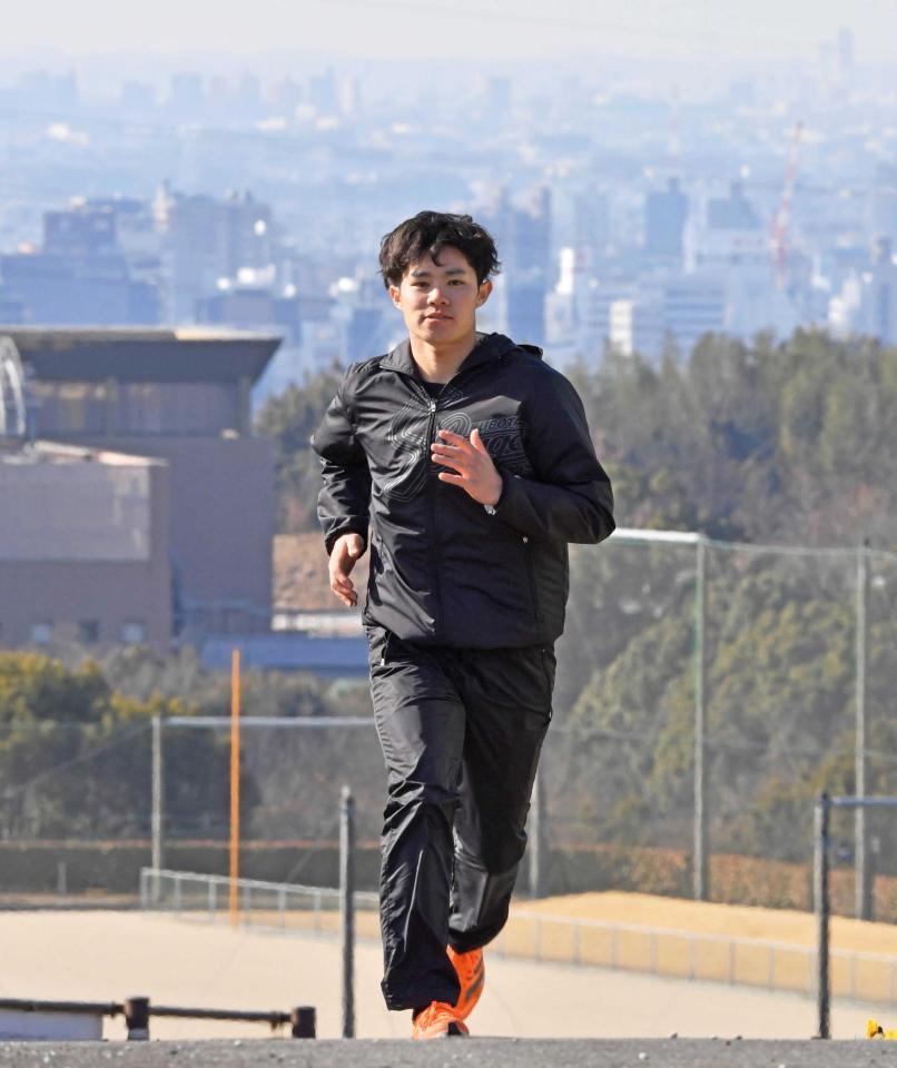 　自主トレで坂道ダッシュする中野＝１月２０日、愛知県岡崎市