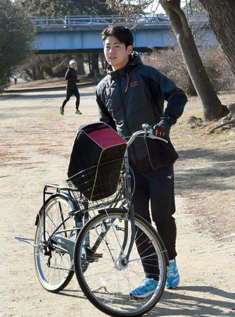 　自転車で到着した下村（撮影・田中太一）