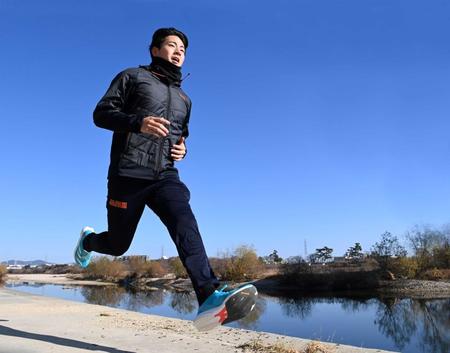 　地元・武庫川の河川敷を走り込む下村（撮影・田中太一）