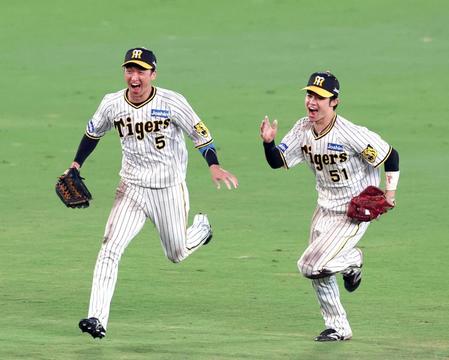 　リーグ優勝を決めて歓喜の輪に加わる（左から）近本と中野