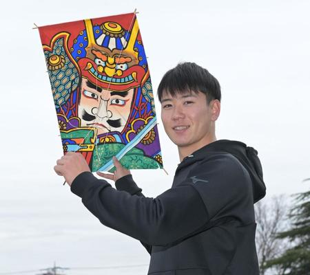 　凧を手に笑顔を見せる山田（撮影・金田祐二）