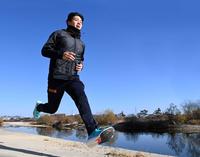 　地元・武庫川の河川敷を走り込む下村（撮影・田中太一）