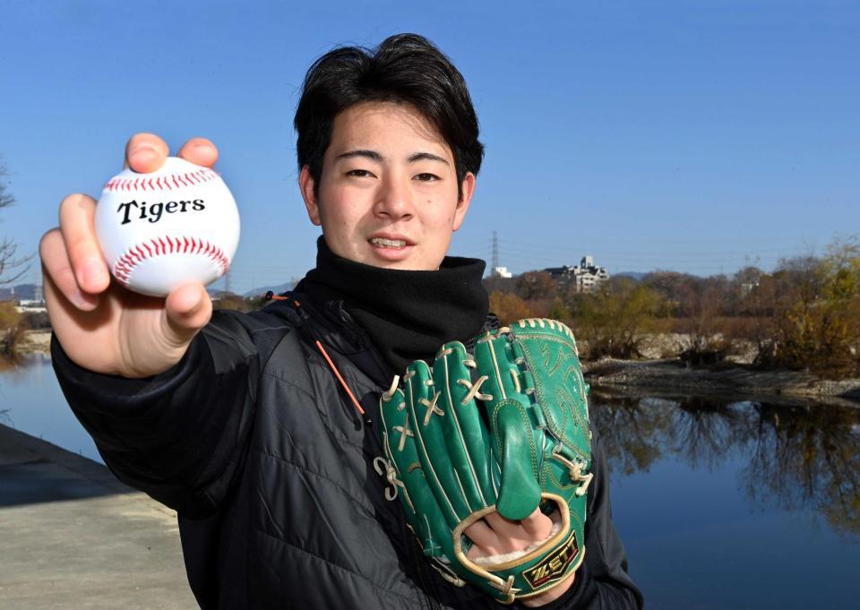 　自主トレを終え、ポーズを決める下村（撮影・田中太一）