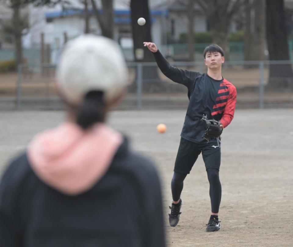 　西武ジュニアの清水美沙姫さんとキャッチボールする山田（撮影・金田祐二）