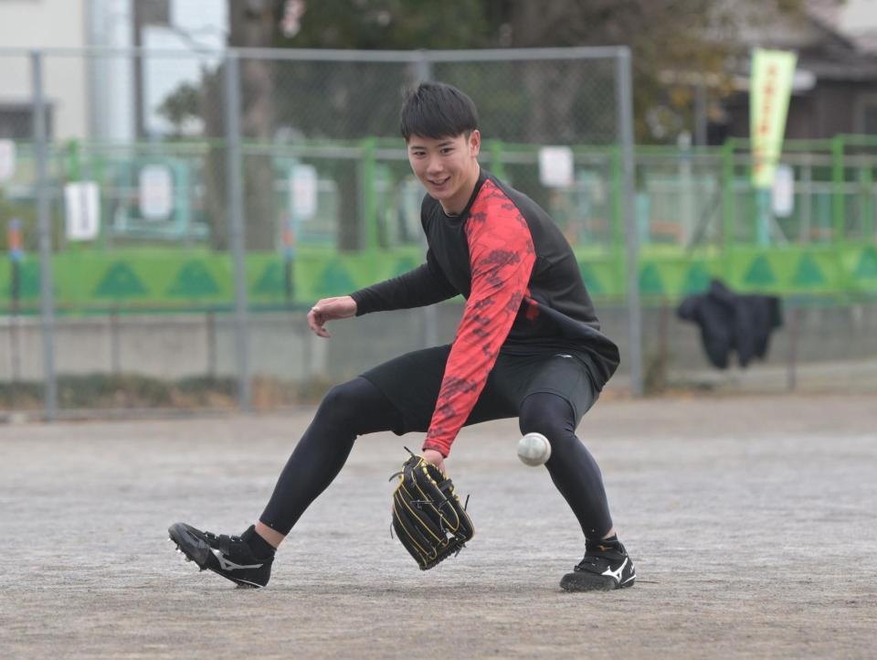 　ノックを受ける山田（撮影・金田祐二）