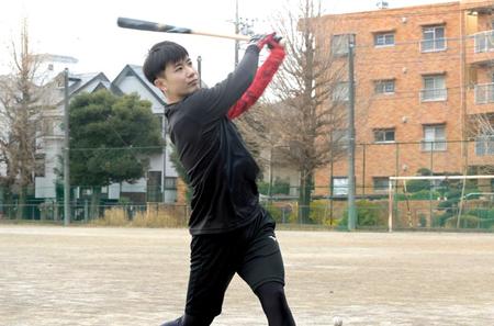 　打撃練習する山田（撮影・金田祐二）