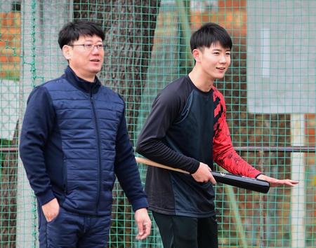 　父・浩二さんと自主トレに姿を見せた山田（撮影・金田祐二）