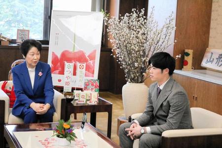 　吉村美栄子県知事（左）と懇談する中野（右）